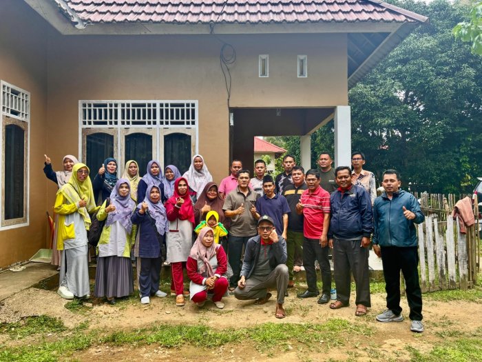 Personel MTsN 5 Bungo Gelar Silaturahmi di Rumah Kepala Madrasah