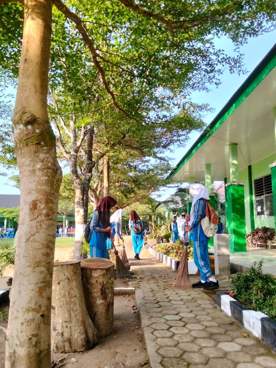 Membersihkan lingkungan kelas dan lapangan sebelum apel pembukaan classmeeting