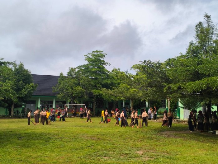 Siswa MTsN 5 Bungo Bersihkan Halaman Usai Pemotongan Rumput