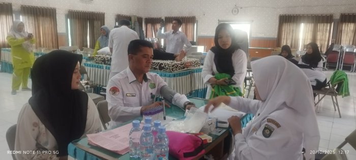 Kepala MTsN 5 Bungo Berpartisipasi dalam Donor Darah
