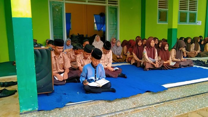 MTsN 5 Bungo Lakukan Yasinan Rutin dengan Petugas Kelas IX.A