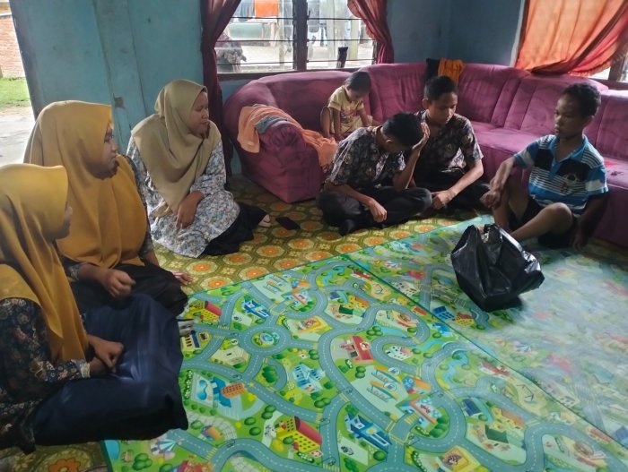 Bentuk Rasa Kepedulian dengan Jenguk Teman yang Sakit