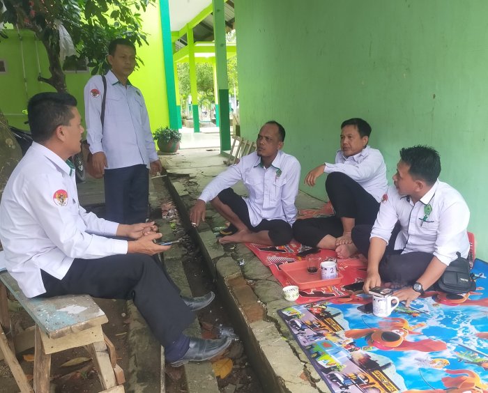 Kepala MTsN 5 Bungo Diskusi Bersama Beberapa Guru Bahas Pembelajaran