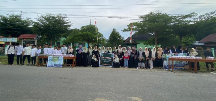 MTsN 5 Bungo Bagikan Takjil Gratis untuk Warga Sekitar