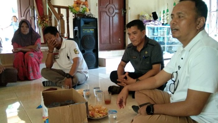 Kepala dan Guru MTsN 5 Bungo Takziah ke Rumah Siswa