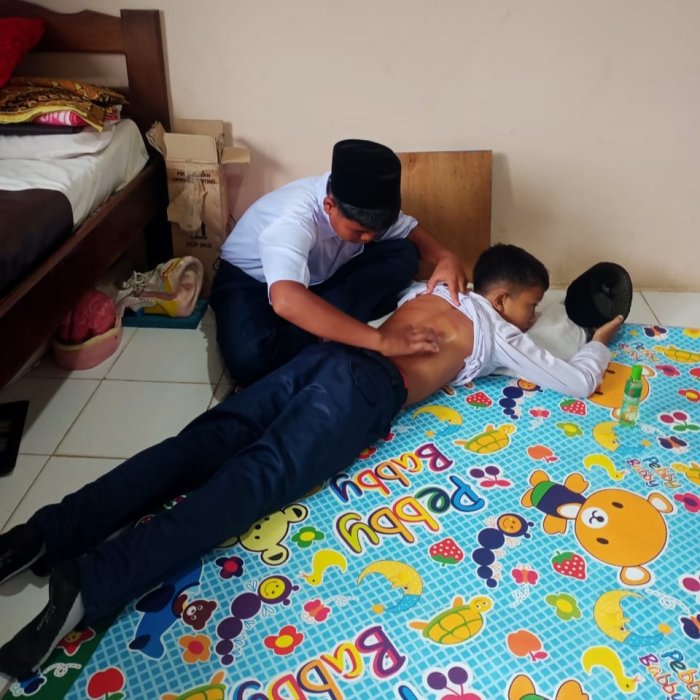 Tim PMR MTsN 5 Bungo Siaga Tangani Siswa Pingsan Saat Upacara