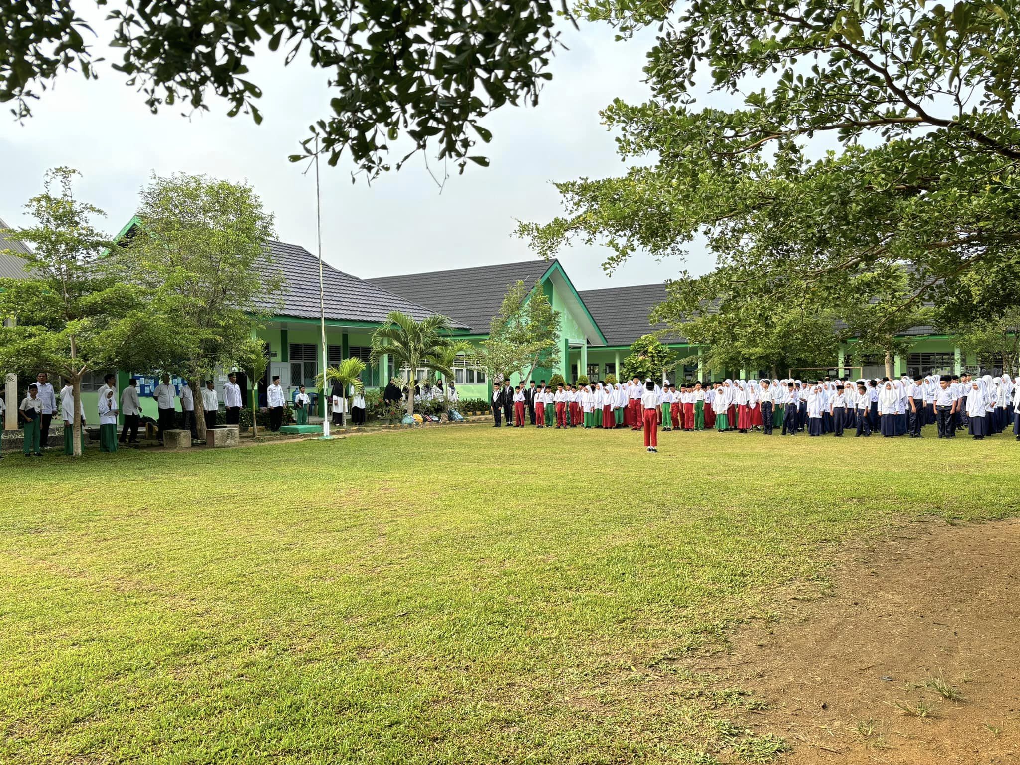 MTSN 5 BUNGO AKHIRI MATSAMA DENGAN OLAHRAGA GEMBIRA