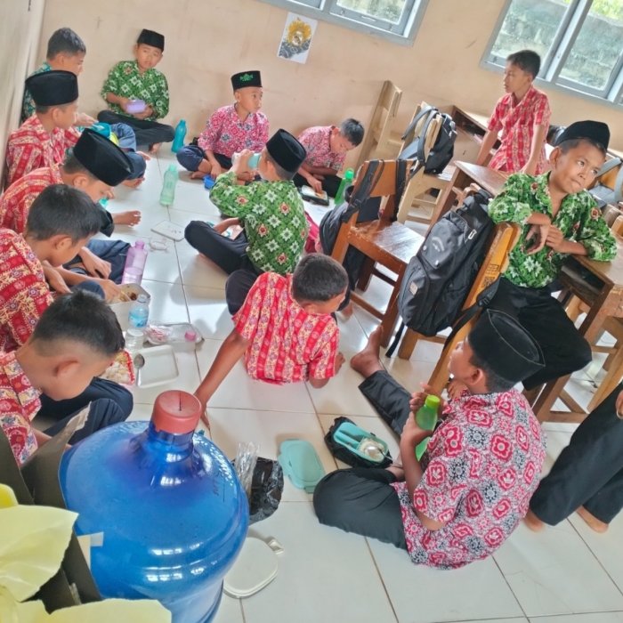 MTsN 5 Bungo : Melanjutkan Kebiasaan Hidup Sehat dengan Membawa Bekal Makanan dari Rumah