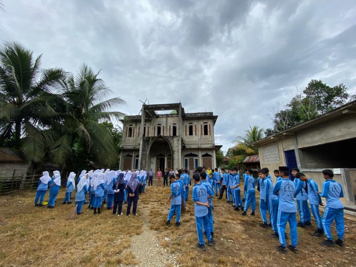 MTsN 5 Bungo Gelar Gerakan Bersih-Bersih Masjid