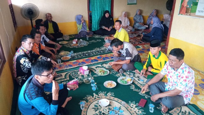 Kepala MTsN 5 Bungo dan Guru Takziah ke Rumah Pak Muridan