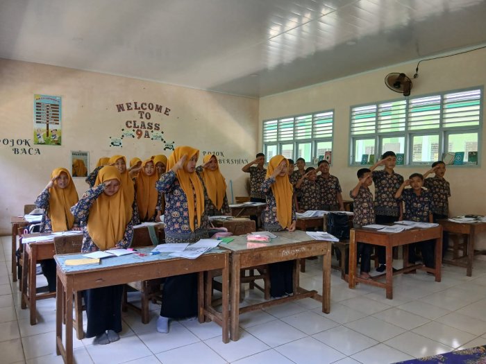 Siswa MTsN 5 Bungo Tunjukkan Sikap Nasionalisme Melalui Pembiasaan Mendengarkan Lagu Indonesia Raya