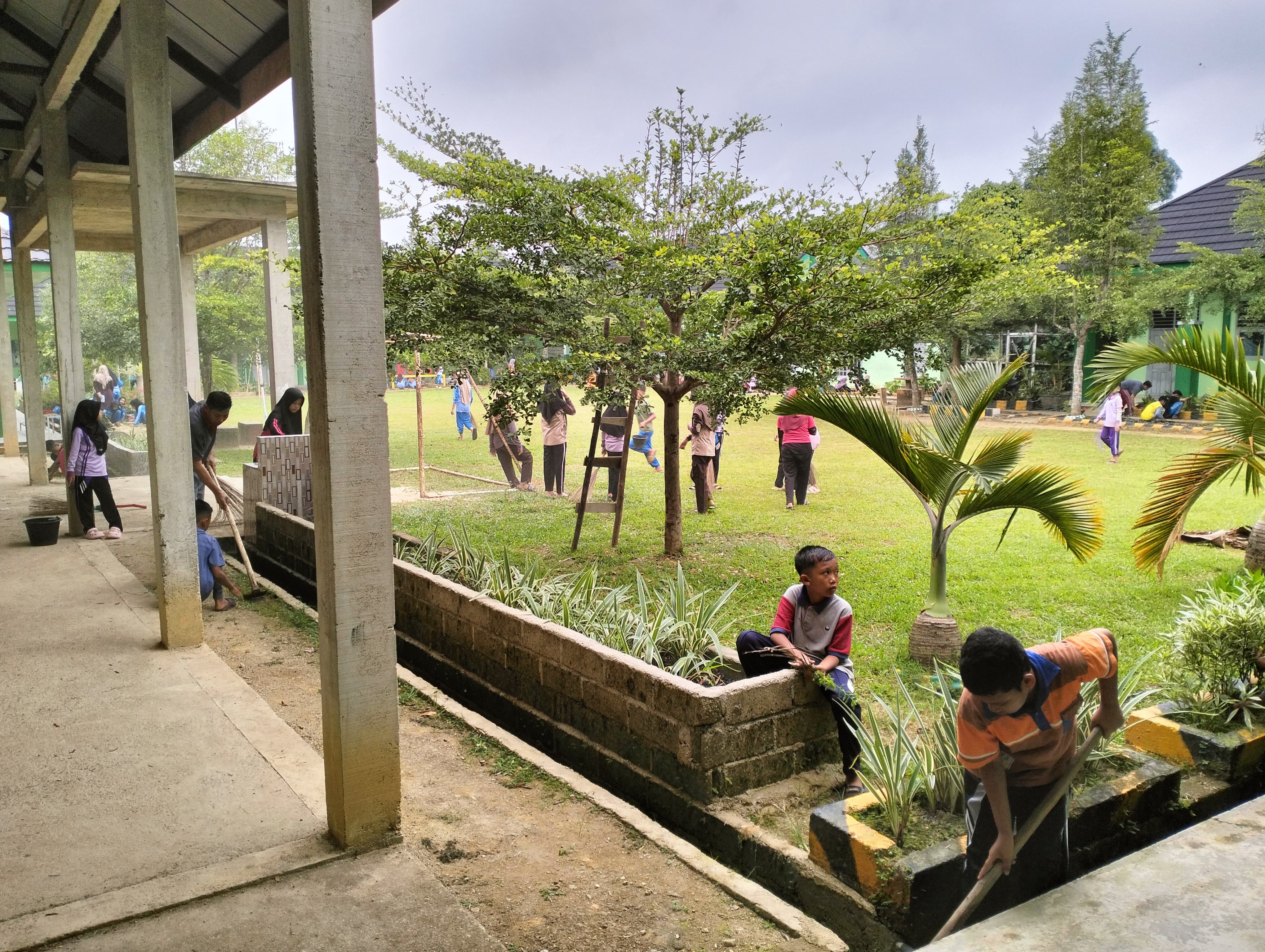 Gotong Royong Bersihkan Lingkungan Madrasah