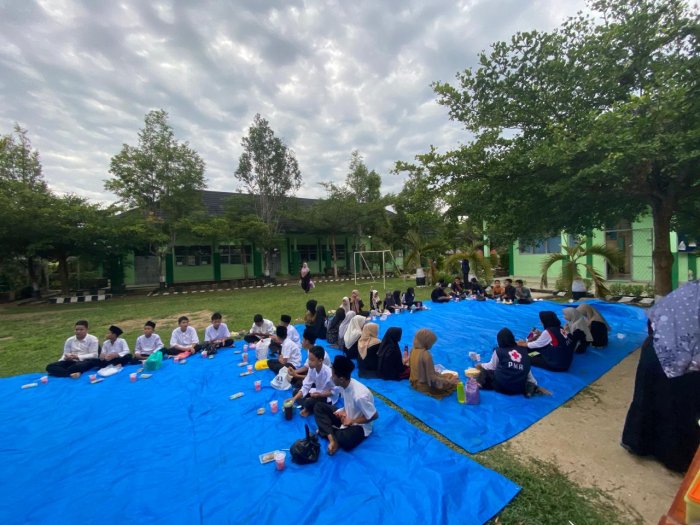 Wujudkan kebersamaan dan kekeluargaan dengan buka bersama keluarga MTsN 5 Bungo