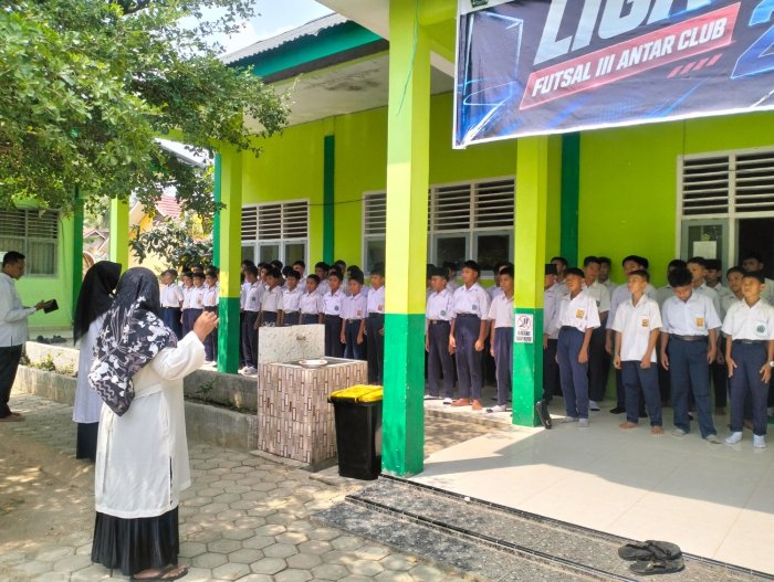 Utusan kelas 8 dan 9 MTsN 5 Bungo Latihan Paduan Suara untuk Upacara 17 Agustus di Desa