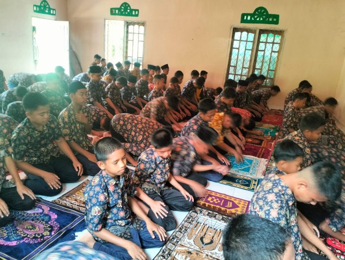 Shalat Dzuhur Berjamaah Rutin di MTsNegeri 5 Bungo