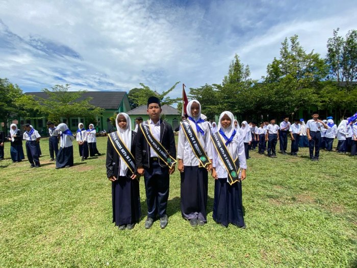 MTsN 5 Bungo Lantik Pengurus OSIM dan PMR 2026