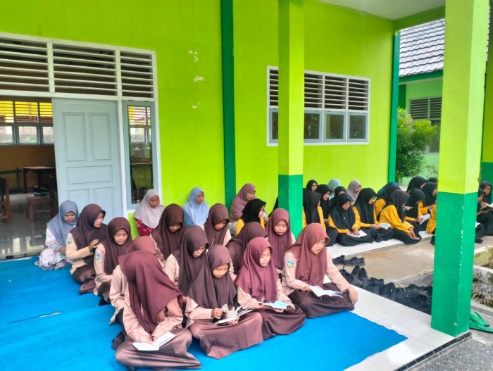 Siswa Kelas VIII C Laksanakan Kegiatan Rutin Yasinan Jumat