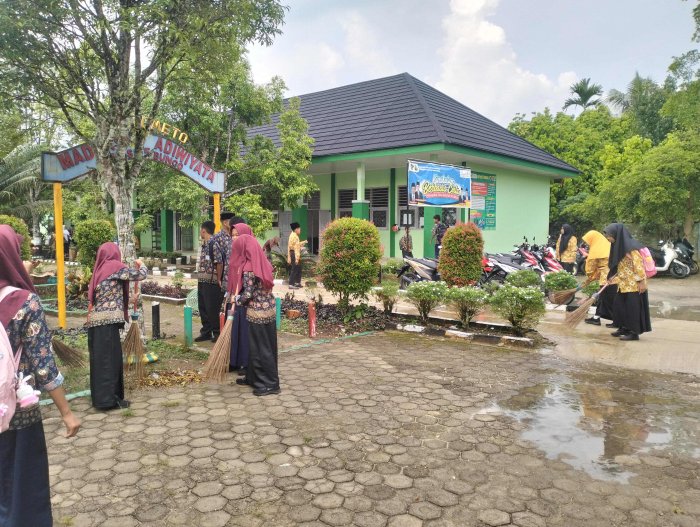 Tambahkan Rasa Peduli Lingkungan dengan Kebiasaan Piket Lapangan