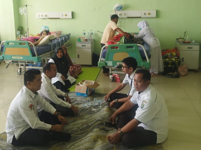Kepala MTsN 5 Bungo Kunjungi Orang Tua Guru di RS