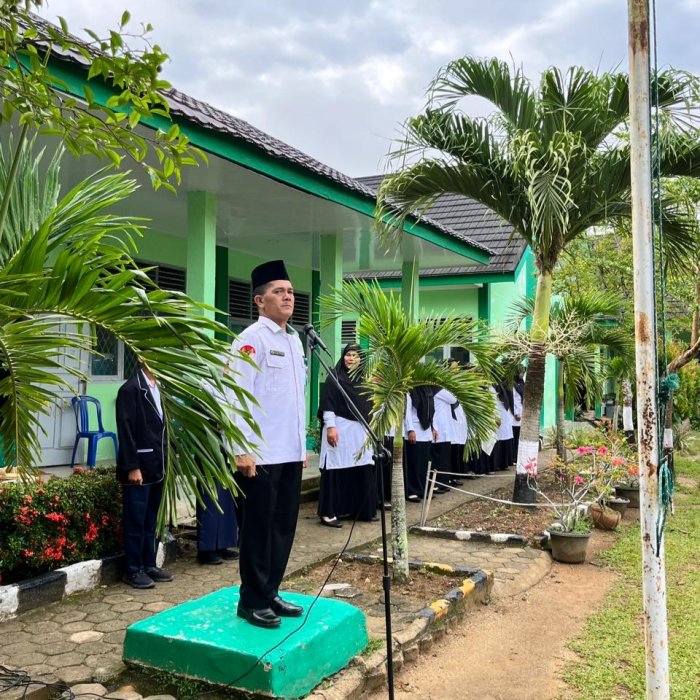 OSIM MTsN 5 Bungo Tampilkan Kinerja Gemilang dalam Upacara Bendera Hari Senin