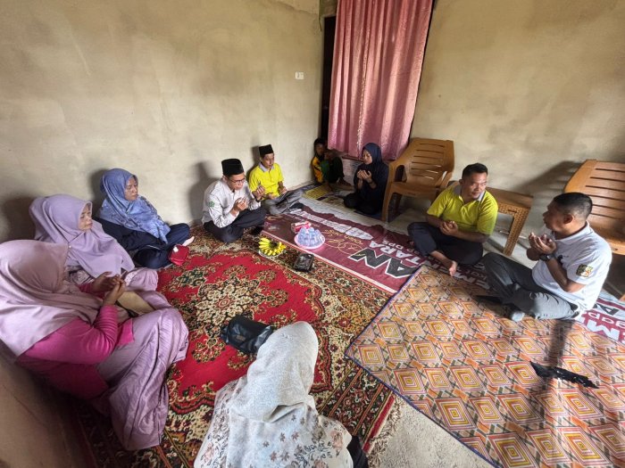 Guru MTsN 5 Bungo Takziah ke Rumah Duka Surya Prasetyo