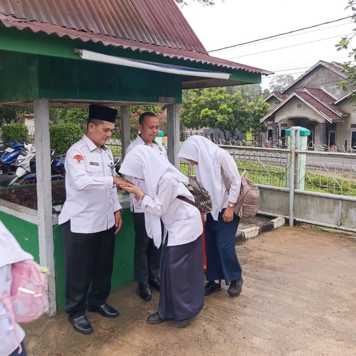 MTsN 5 Terus Terapkan Kebiasaan Salam Pagi dengan Guru