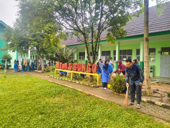 MTsN 5 Bungo Gelar Gotong Royong Selaraskan Gerakan Indonesia ASRI