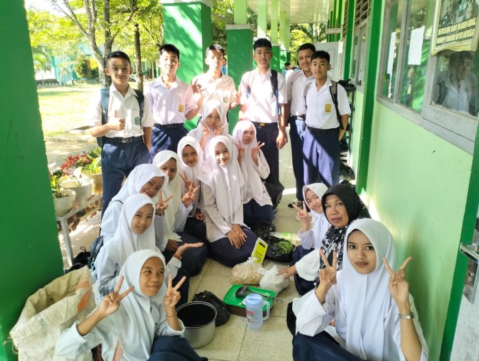 Siswa Kelas IX. A Ujian Praktik Seni Budaya : Olah Sayur dan Buah jadi Karya Seni Rupa